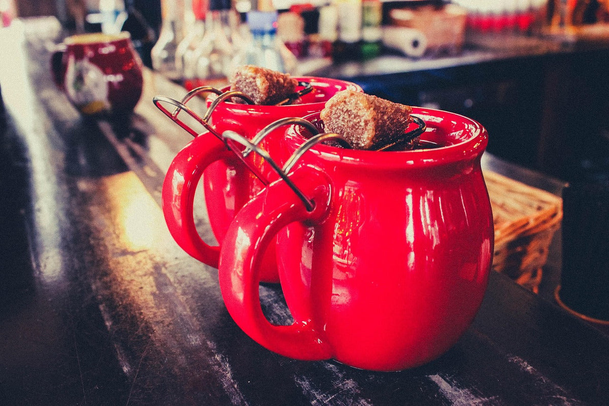 Zwei rote Tassen mit Glühwein auf einem Tresen
