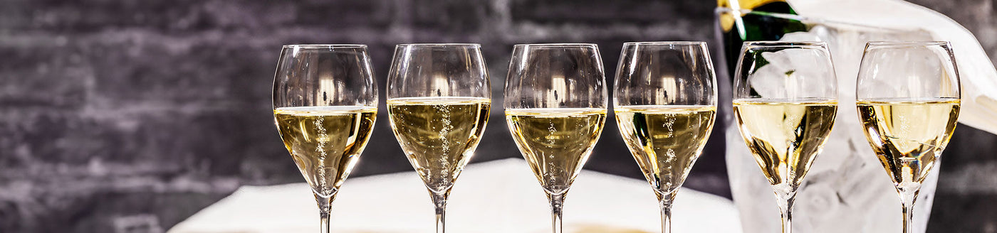 Champagner in Champagnergläser vor einer gekühlten Champagnerflasche