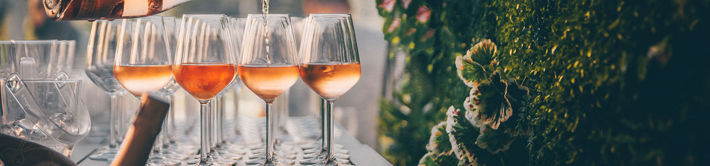 Mit Roséwein gefüllte Weingläser auf einem Tablett