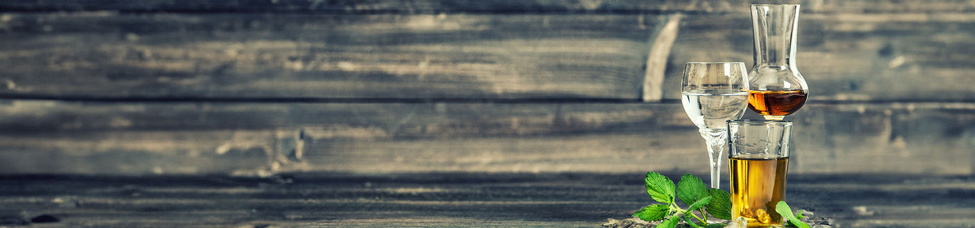 Verschiedene mit Aquavit und Schnaps befüllte Gläser