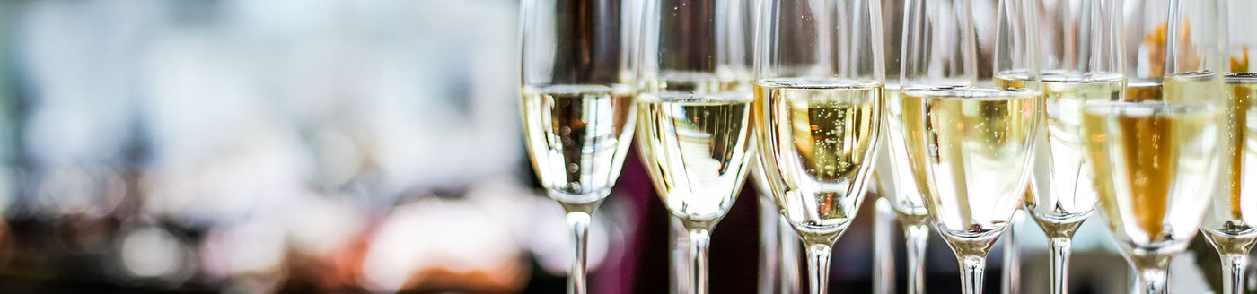 Mehrere Sektgläser mit Prosecco auf einem Tablett