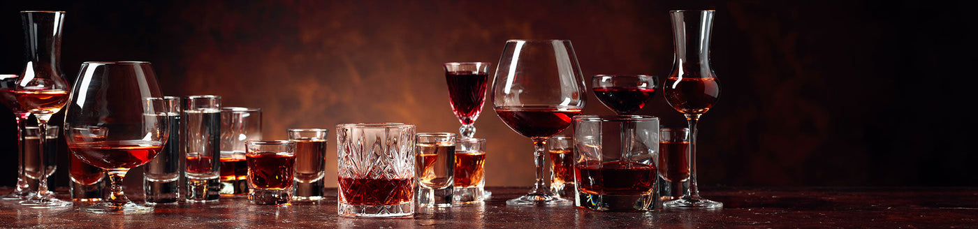 Große Auswahl an verschiedenen Spirituosen in Gläsern