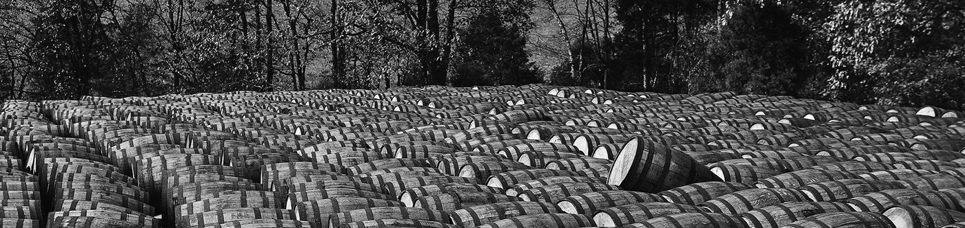 Holzfässer bei Jack Daniel’s in Tennessee, in denen der berühmte Whiskey traditionell gereift wird
