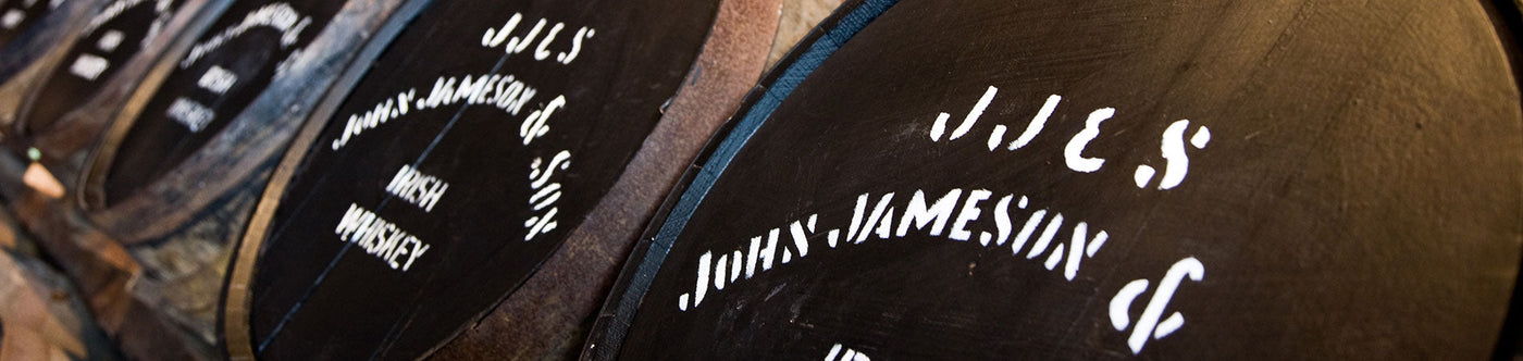 Holzfässer mit Jameson-Schriftzug lagern in der Destillerie des weltbekannten Irish Whiskeys aus Irland