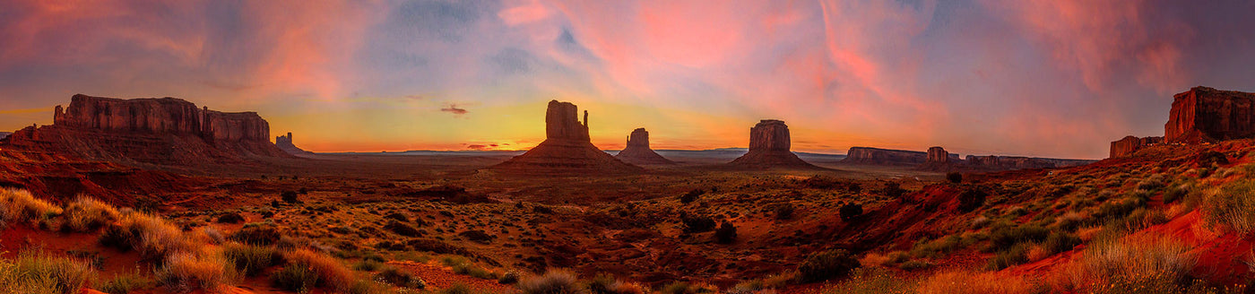 Weite Wüstenlandschaft im Südwesten der USA bei Sonnenuntergang – ikonische Landschaft als Symbol für US-Weine