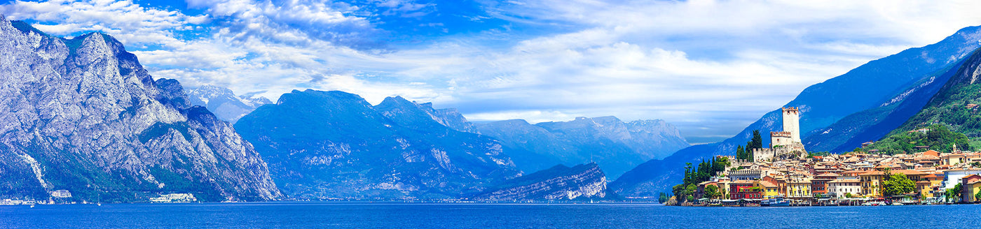 Malerische Stadt in der Weinregion Lugana am Gardasee mit idyllischer Berglandschaft
