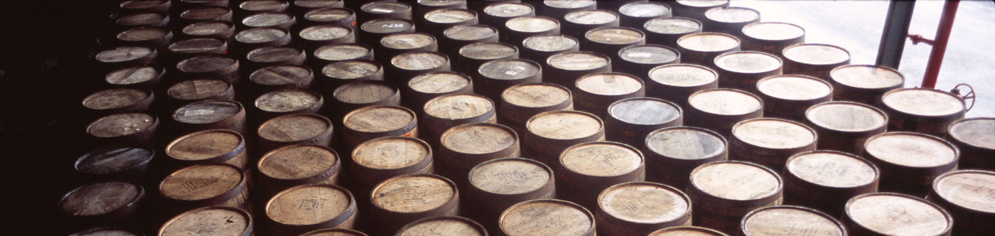 ChatGPT: Zahlreiche Holzfässer lagern zur Reifung des charaktervollen Pampero Rums aus Venezuela in der Destillerie