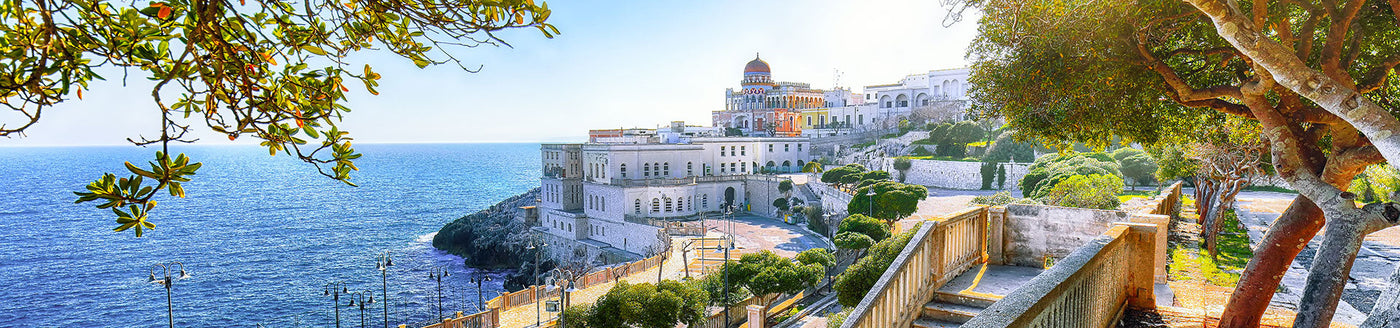 Malerische Küstenstadt im Salento mit Blick aufs Meer – Heimat für vollmundige Rotweine und fruchtige Weißweine