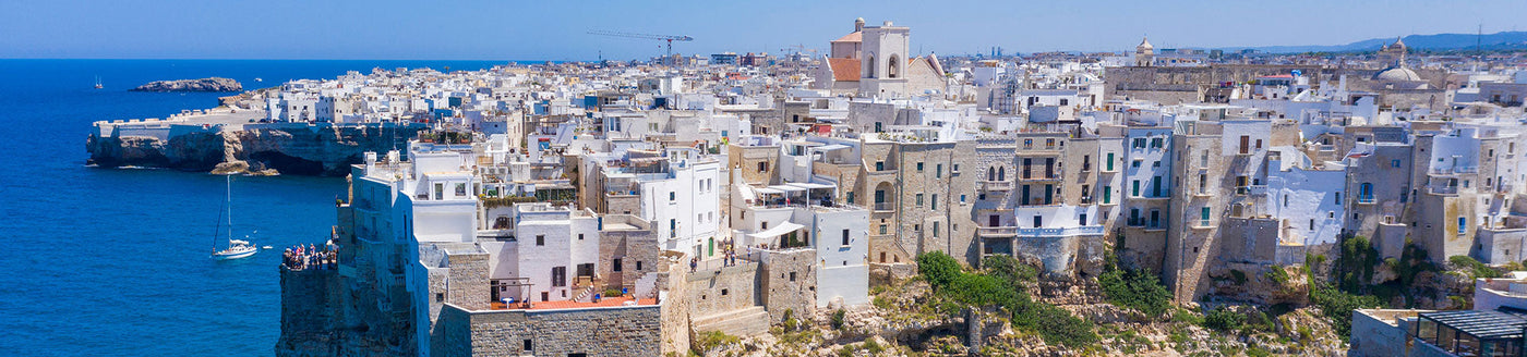 Küstenstadt an der Steilküste Apuliens – Sinnbild für das mediterrane Lebensgefühl und Weine aus Apulien