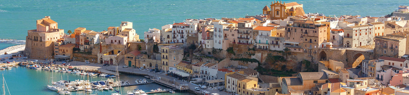Historische Küstenstadt in Sizilien mit Hafen und typischer Architektur – Heimat sizilianischer Weine