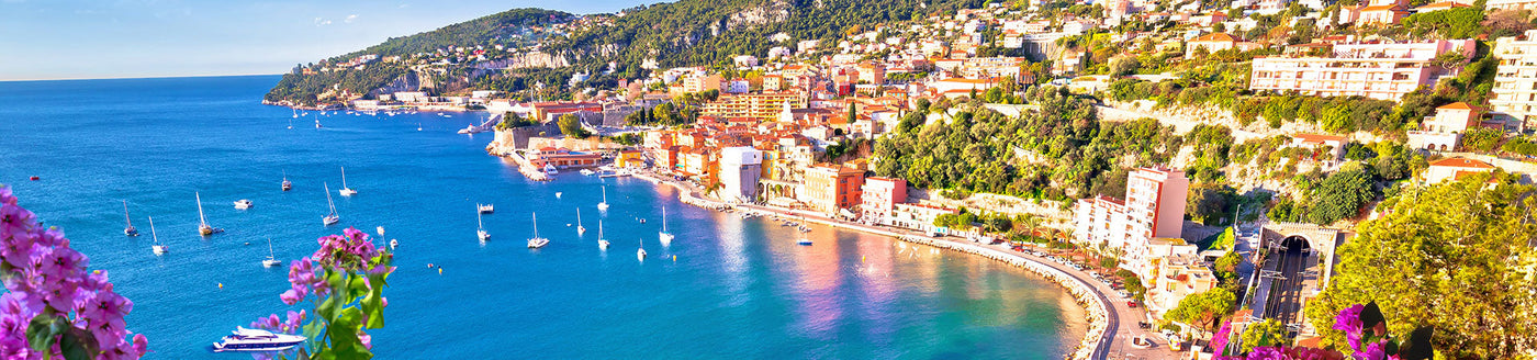 Bunte Küstenstadt an der Côte d’Azur mit Yachthafen – Region der Côtes de Provence Weine