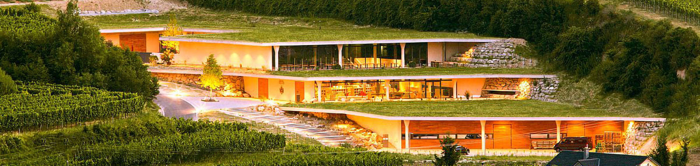 Modernes, beleuchtetes Weingut Franz Keller im Kaiserstuhl, umgeben von Weinbergen für edle badische Weine