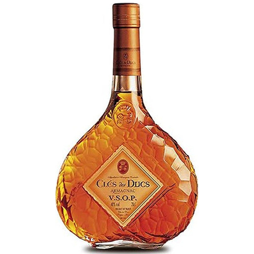 Eine 0,7-Liter-Flasche Cles des Ducs Armagnac Vieil VSOP (40%), ein französischer Weinbrand, wird in einem strukturierten Glas mit Rautenmuster geliefert.