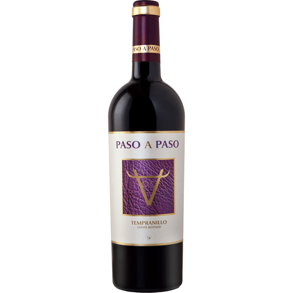 Eine Flasche Bodegas Volver Paso a Paso Tinto Tempranillo 2024 aus Castilla La Mancha, mit einem auffälligen lila-weißen Etikett mit einem goldenen Stier, von Bodegas Volver.