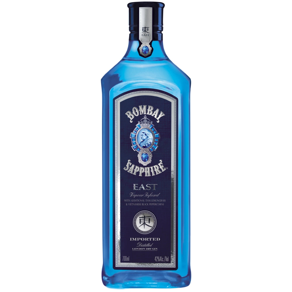 Eine blaue Flasche „East London Dry Gin 42 %“ (0,7 Liter) von Bombay Sapphire Gin, die mit einem dunklen Etikett mit silbernen Akzenten versehen ist und aufrecht steht. Mit exotischen Botanicals wie Zitronengras verfeinert, verleiht er dem klassischen Gin-Erlebnis eine einzigartige Note.