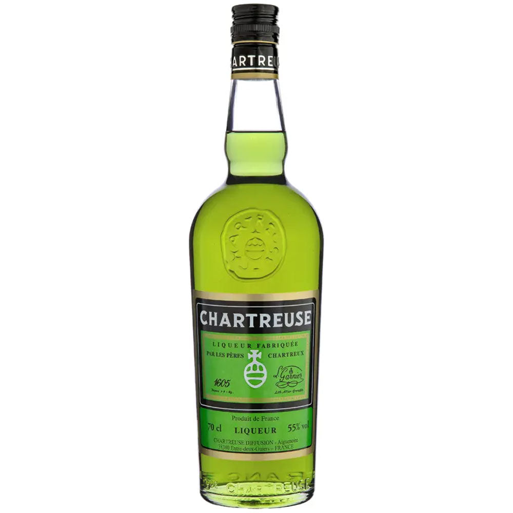Eine 0,7-Liter-Flasche Chartreuse Green Liqueur 55%, eine berühmte Kräuterspirituose von Chartreuse, hat ein grünes Etikett und einen schwarzen Verschluss - ein idealer aromatischer Digestif.