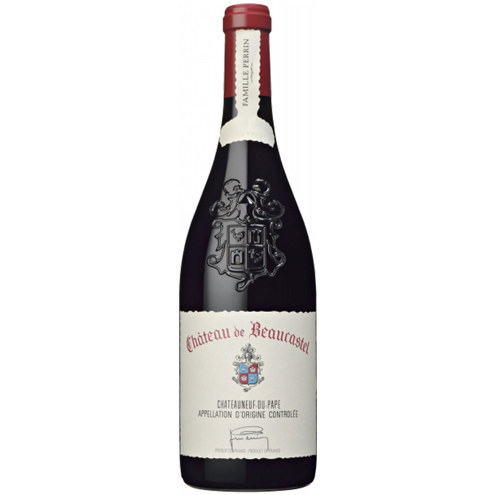 Eine Flasche Rotwein „Famille Perrin Château de Beaucastel Châteauneuf-du-Pape Rouge AOC 2021“ mit cremefarbenem Etikett und geprägtem Wappen auf dem Glas, die die reiche Tradition der Rhône-Weine verkörpert.