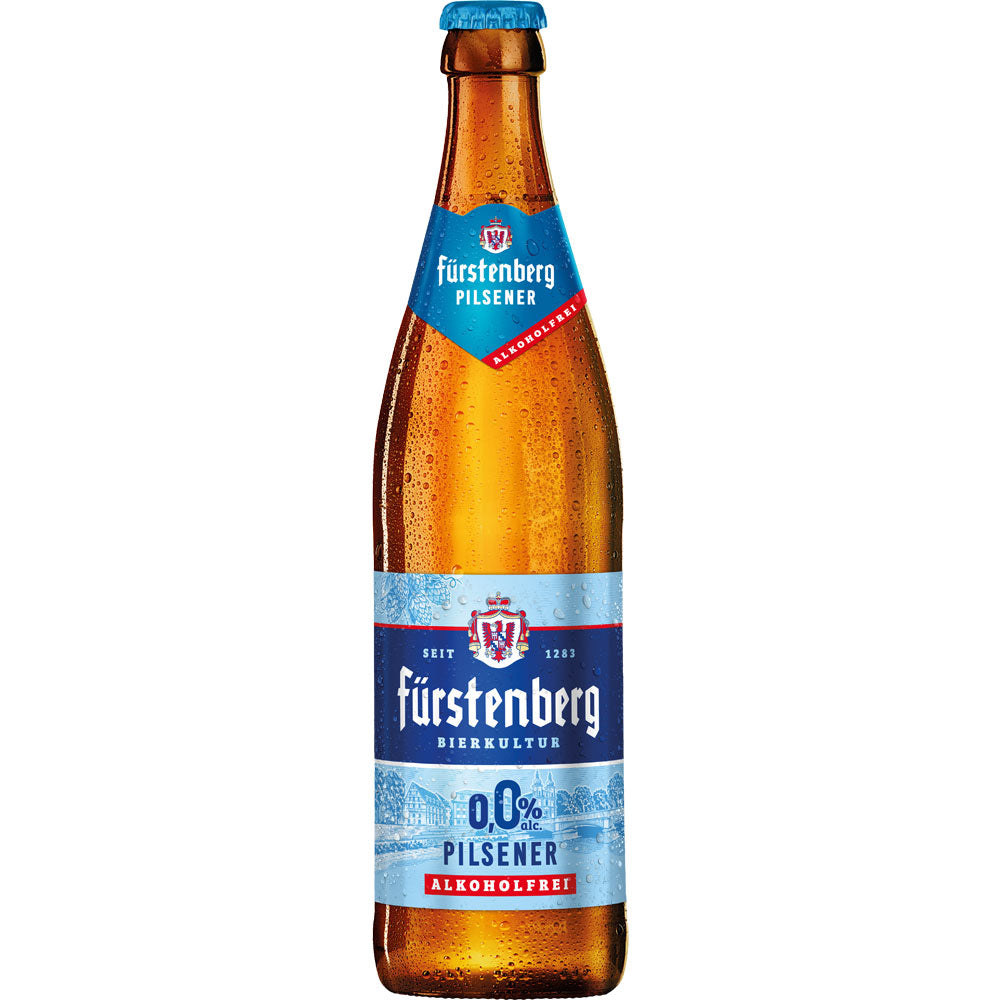 Eine 0,5-Liter-Flasche Fürstenberg Pilsener 0,0% Alkoholfrei (MEHRWEG) mit blauem und rotem Etikett und sichtbarem Kondenswasser unterstreicht seinen alkoholfreien Charakter. Verkauft in einer 20er-Packung unter der Marke Fürstenberg.