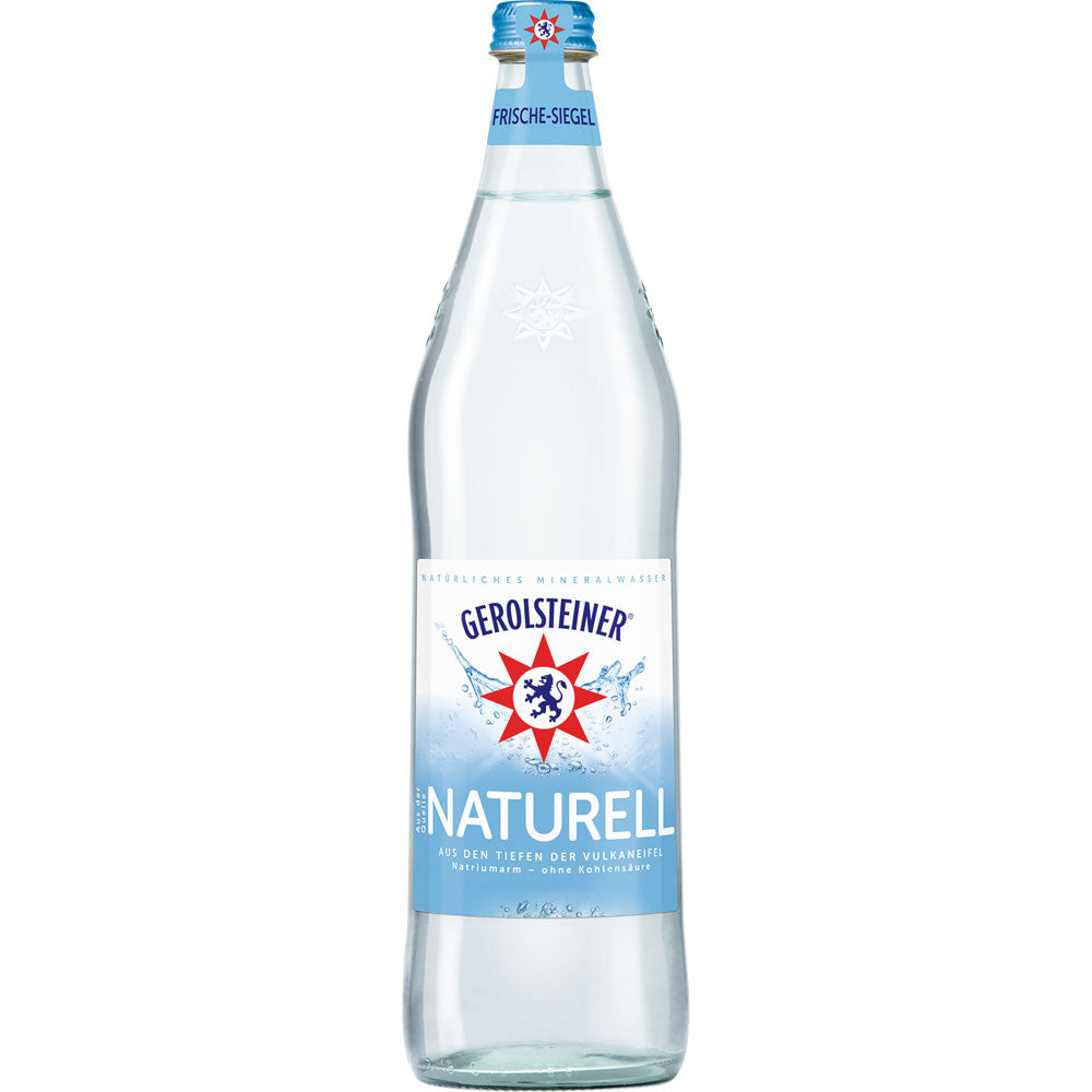 Eine klare Glasflasche Gerolsteiner Naturell 0,75 Liter Mineralwasser (Mehrweg) mit blau-weißem Etikett.