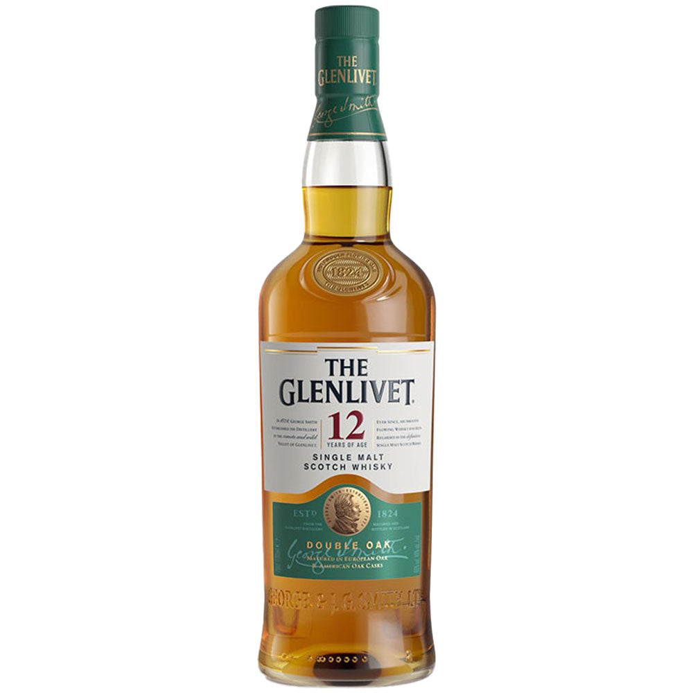 Eine 0,7-Liter-Flasche Glenlivet 12 Jahre Single Malt Scotch Whisky (40%) von Glenlivet mit dem charakteristischen grün-goldenen Etikett für ein klassisches Speyside-Erlebnis.