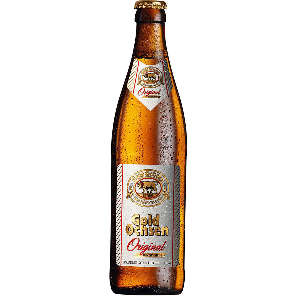 Eine braune Flasche Gold Ochsen Original Alkoholfrei 20x 0,5 Liter (MEHRWEG) Bier mit Kondenswasser und einem weiß-gold-roten Etikett der Marke Gold Ochsen, auf dem Ulmer Braukunst abgebildet ist.