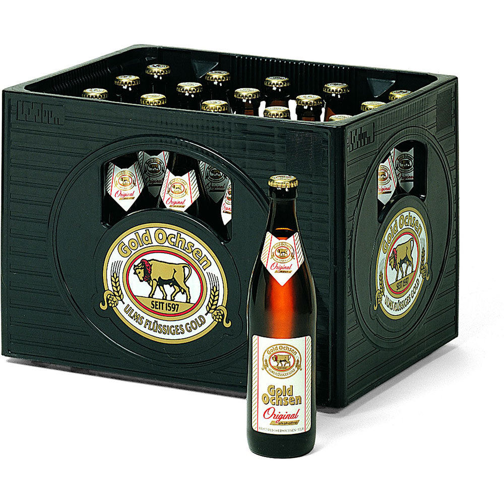 Eine Kiste Gold Ochsen Original Alkoholfrei 20x0,5L (MEHRWEG) Flaschen von Gold Ochsen wird ausgestellt, mit einer alkoholfreien Bierflasche davor.