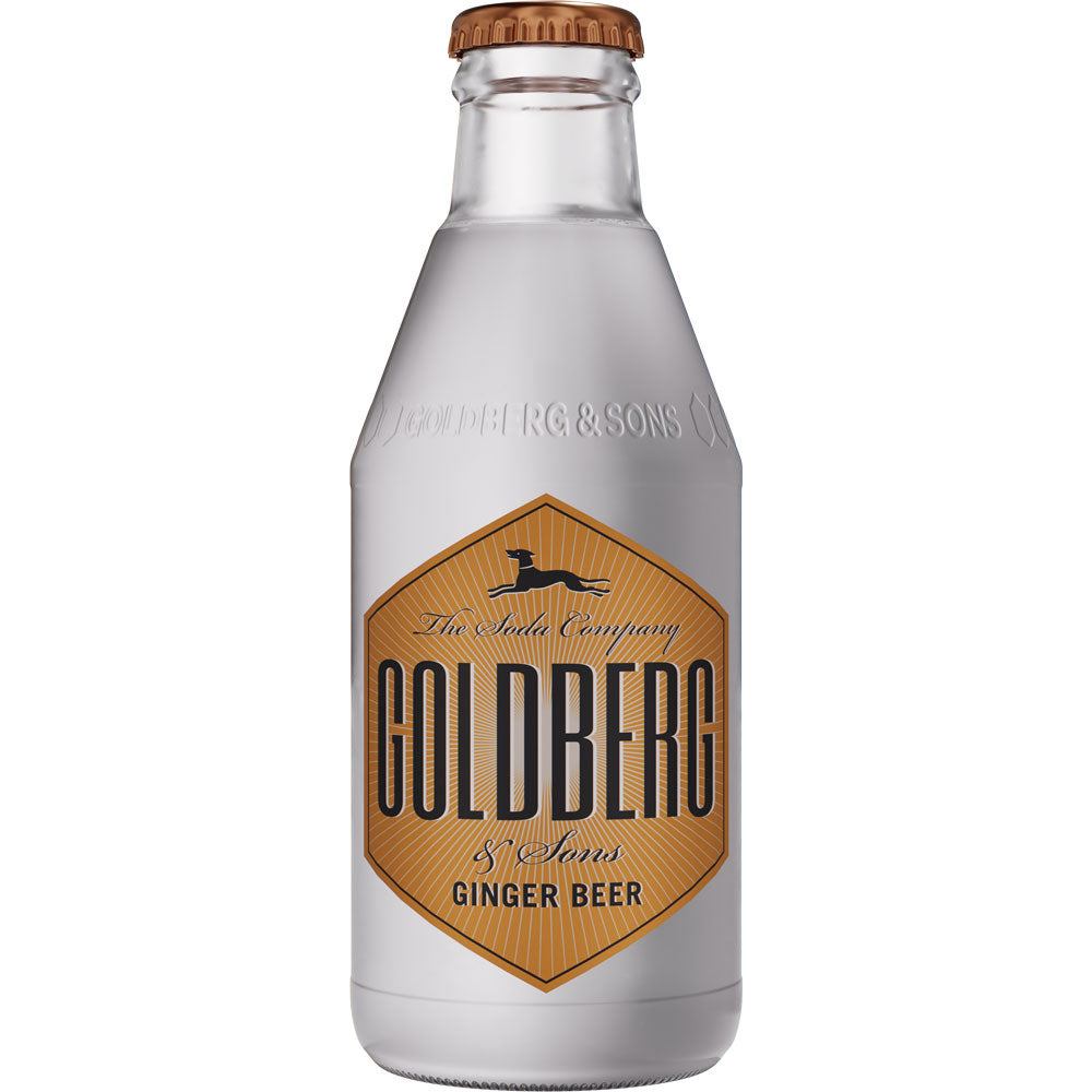 Eine klare Flasche GOLDBERG & SONS Goldberg Ginger Beer 24x0,2l (MEHRWEG), ein veganes Erfrischungsgetränk mit ausgeprägter Ingwerschärfe, ziert ein gold-schwarzes Etikett auf Weiß.