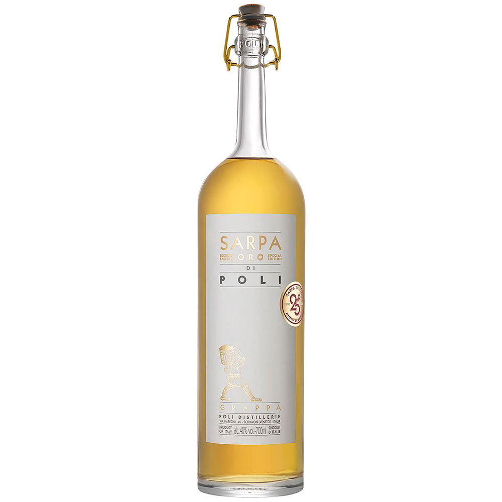 Der Grappa Sarpa Oro di Poli 40% 0,7 Liter von Jacopo Poli hat eine hohe Flasche mit goldenem Verschluss und weißem Etikett. Dieser elegante venezianische Grappa ist in französischen Eichenfässern gereift, um einen raffinierten Charakter zu erhalten, der mit goldenen und roten Details akzentuiert ist.