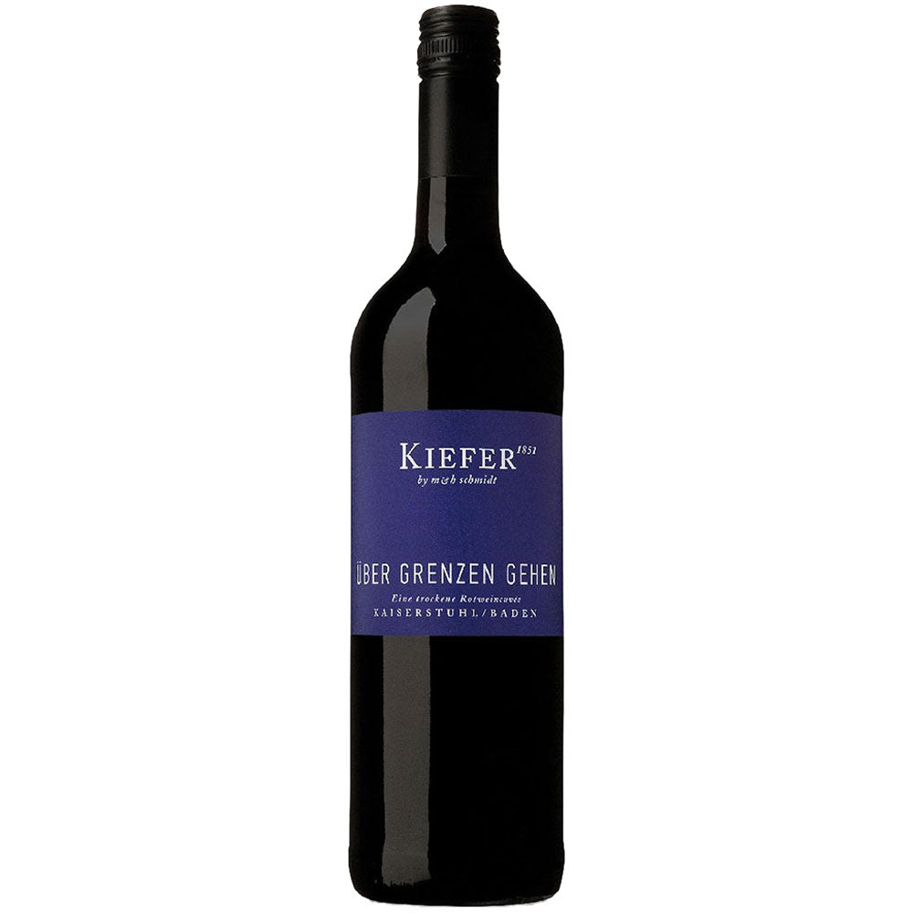 Eine Flasche Kiefer Über Grenzen gehen Rotweincuvée trocken 2022 mit einem dunkelblauen Etikett mit der Aufschrift "Über Grenzen Gehen".
