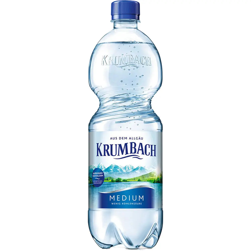 Eine Krumbach Medium PET 9x1 Liter Flasche mit blauem Verschluss und Berglandschaftsetikett ist bekannt für ihre ausgewogene Mineralisierung.