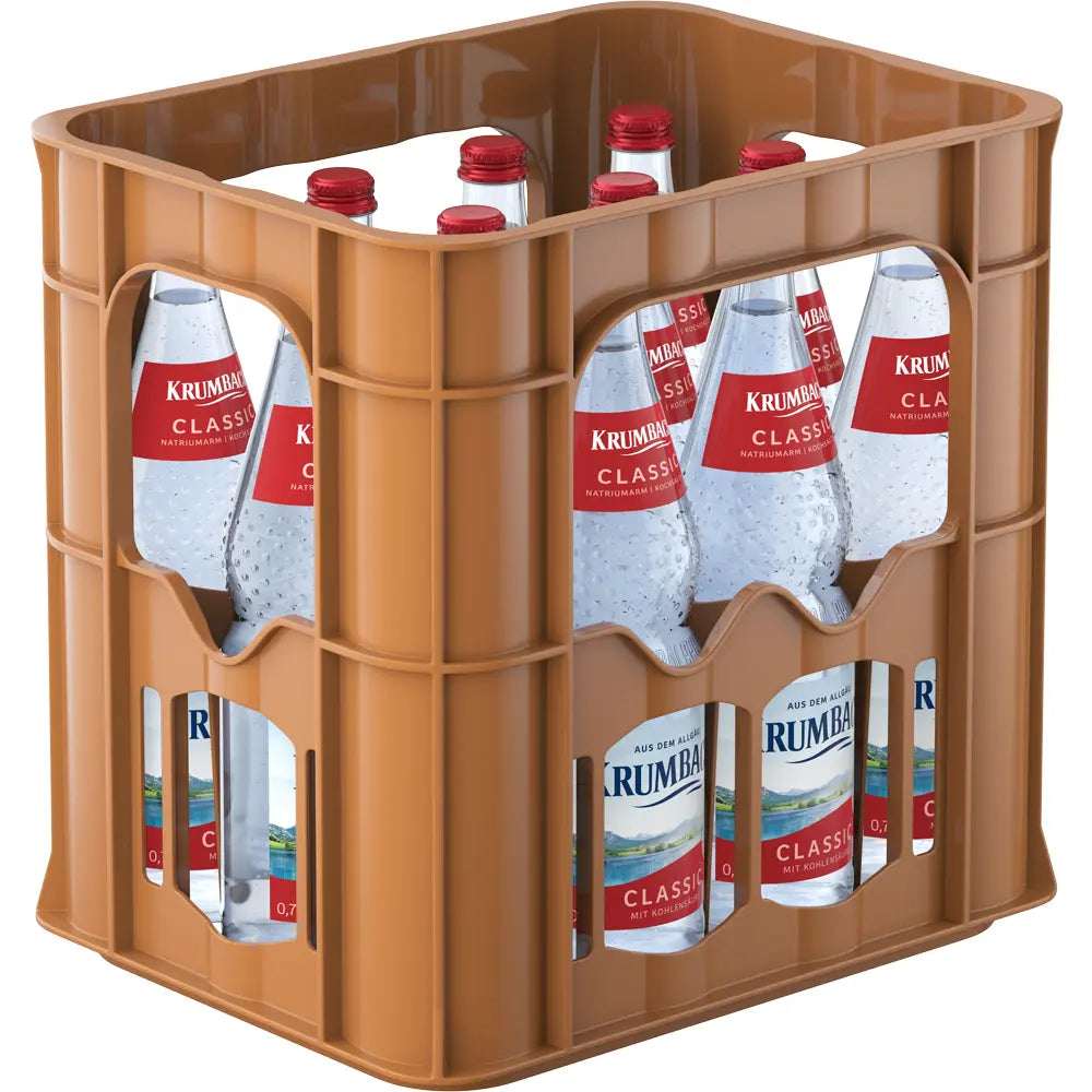 Brauner Kunststoffkasten mit zwölf 0,7l-Mehrweg-Glasflaschen Krumbach Classic Mineralwasser aus dem Allgäu, jeweils mit rotem Verschluss und Etikett.