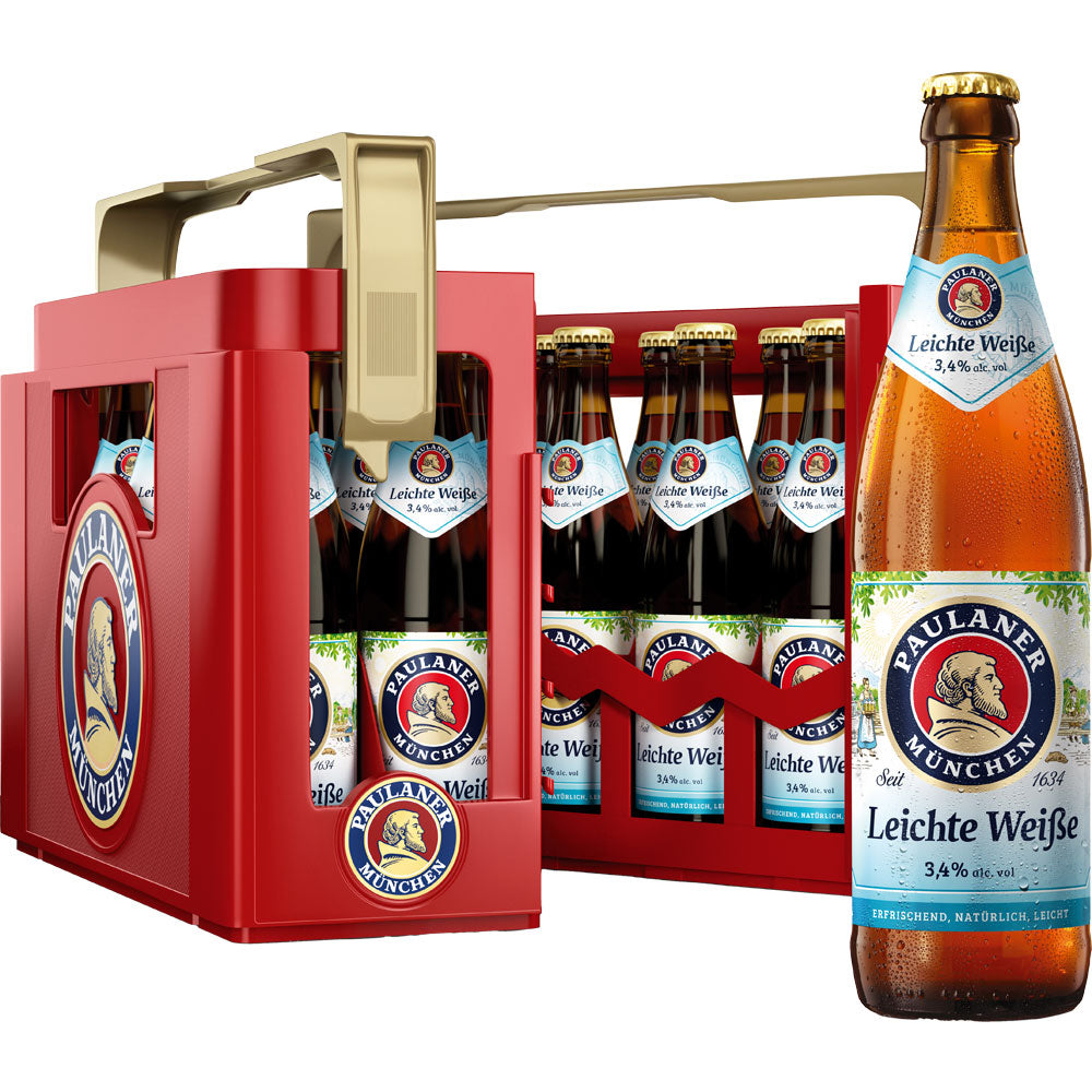 Ein Kasten Paulaner Leichte Weisse 20x 0,5 Liter (MEHRWEG) mit einer Flasche vorne, die das naturtrübe Hefe-Weißbier von Paulaner für ein erfrischendes, kalorienarmes Biererlebnis präsentiert.