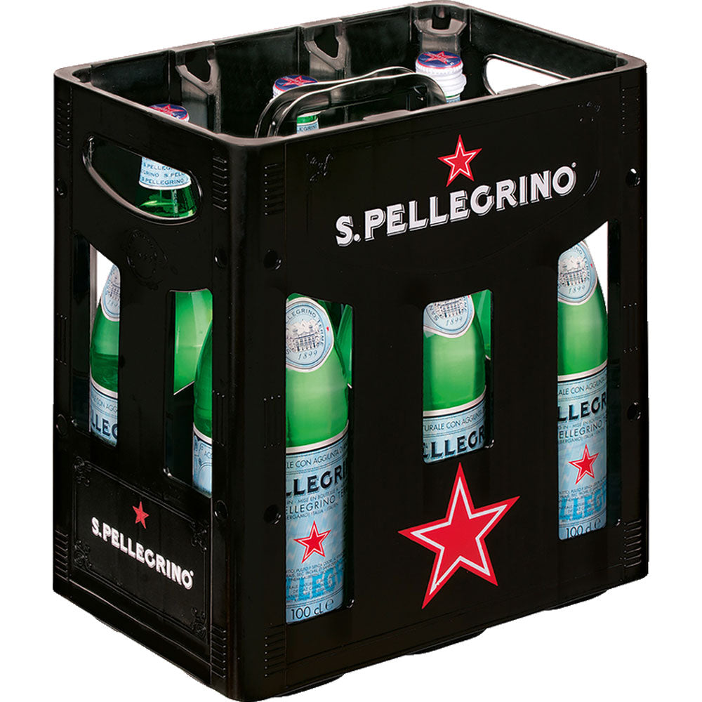 Eine schwarze Kiste enthält sechs grüne 1-Liter-Glasflaschen mit San Pellegrino Mineralwasser (Mehrweg) aus den lombardischen Alpen.