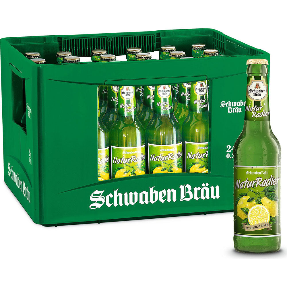Ein grüner Kasten mit Schwaben Bräu NaturRadler 24x 0,33L (MEHRWEG) Flaschen - ein belebendes Biermischgetränk von Schwaben Bräu mit Zitronenlimonade - steht mit einer Flasche davor.