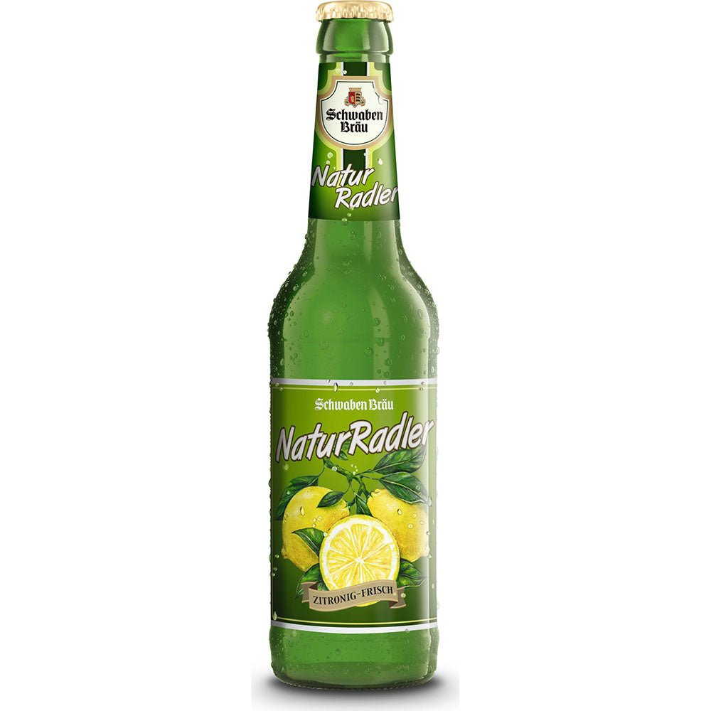 Aufrecht steht eine grüne Flasche Schwaben Bräu NaturRadler 24x 0,33 Liter (MEHRWEG) von Schwaben Bräu, auf deren Etikett Zitronen und Blätter abgebildet sind.
