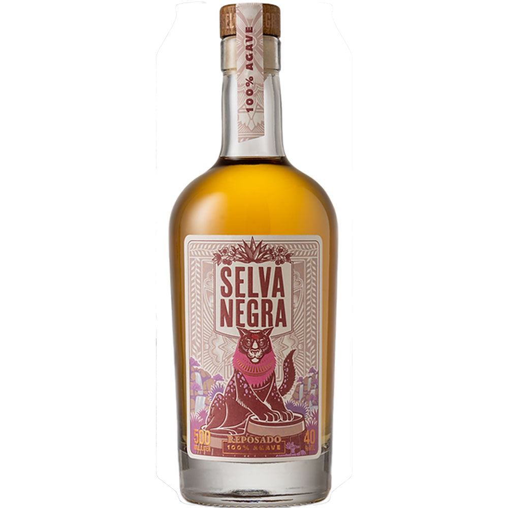Eine 0,5-Liter-Flasche Selva Negra Reposado (40%) von Selva Negra mit einem rosa-goldenen Etikett, das von einem kühnen Jaguar geziert wird - eine elegante Hommage an den Schwarzwald.