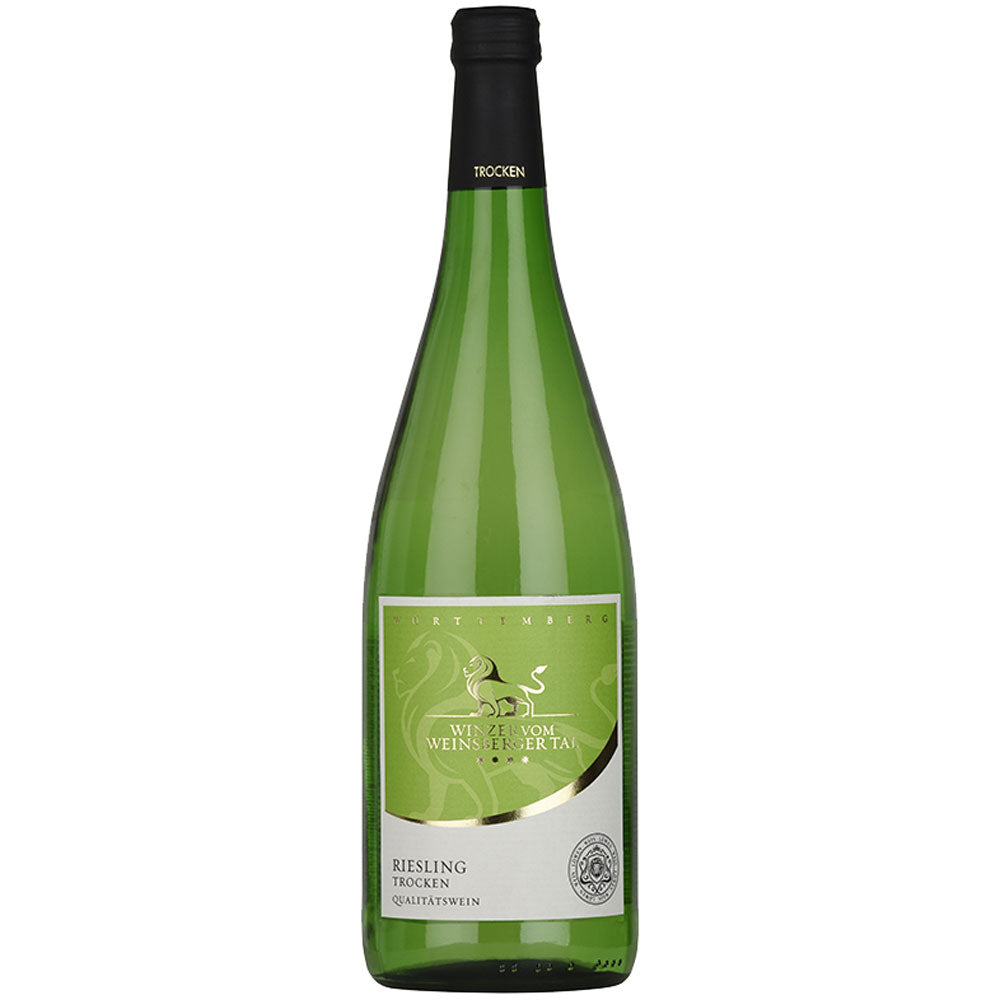 Der Winzer vom Weinsberger Tal Riesling trocken (12x1L MEHRWEG) ist ein klassischer deutscher Weißwein mit grün-weißem Etikett und schwarzem Schraubverschluss, vom renommierten Weingut Weinsberger Tal.