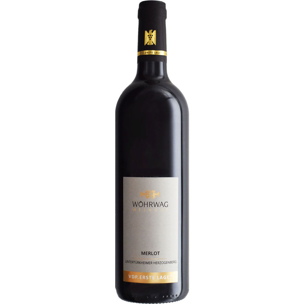 Eine Flasche Wöhrwag Merlot Untertürkheimer Herzogenberg VDP.Erste Lage trocken 2023, ein deutscher Rotwein mit schwarzem Verschluss und beigem Etikett mit goldenen Akzenten der Marke Wöhrwag.
