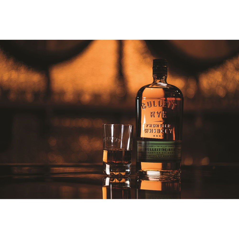 Whisky-Falsche und Whisky-Glas auf einem Tisch