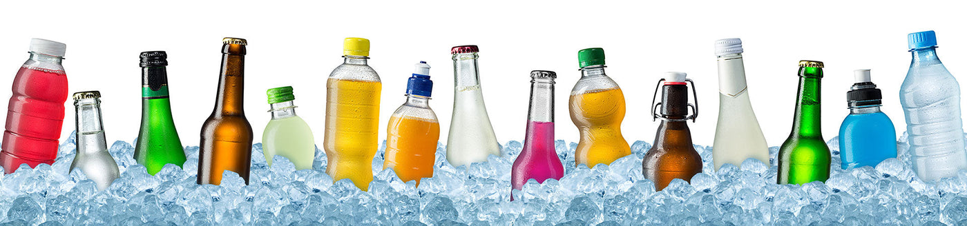 Ginger Ale und weitere Getränke in Plastik- und Glasflaschen