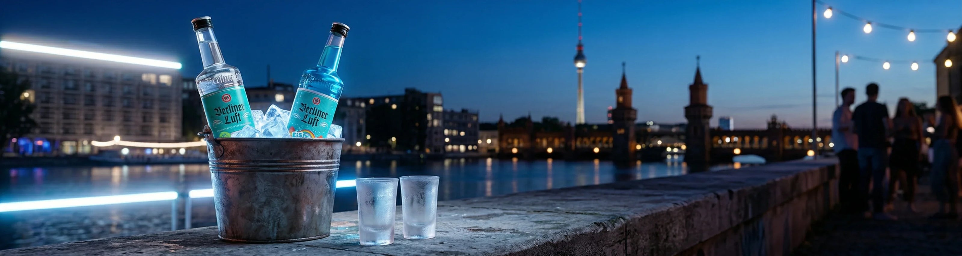 Ein filmisches Ultra-Weitwinkel-Panoramafoto, das das pulsierende Herz des Berliner Nachtlebens und den erfrischenden „Berliner Luft“-Lifestyle einfängt.