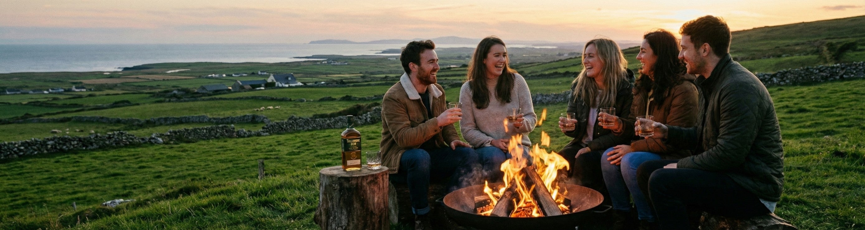 Ein weitläufiges, filmisches Ultra-Wide-Bannerfoto, das den Übergang von der goldenen Stunde zur Dämmerung auf einem sanften grünen Hügel in Irland einfängt.