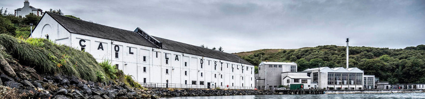 Caol Ila Destillerie an der Küste von Islay – bekannt für rauchigen Single Malt Whisky