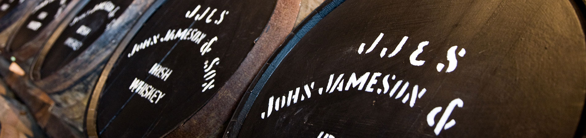 Holzfässer mit Jameson-Schriftzug lagern in der Destillerie des weltbekannten Irish Whiskeys aus Irland