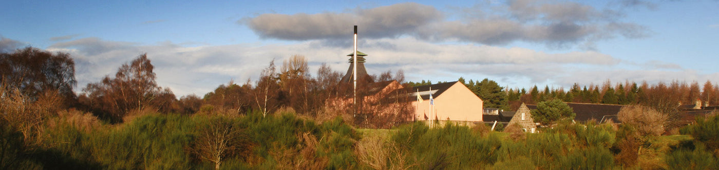 Traditionelle Knockando Destillerie in Schottland bei Abendlicht – Herkunft des milden Knockando Whiskys