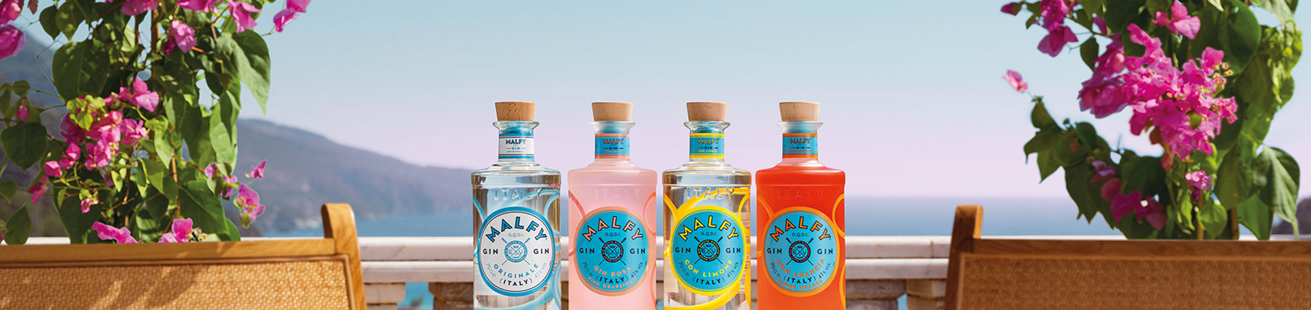Ein Bannerbild, das die unterschiedlichen Sorten des Malfy Gin vor einer authentischen Kulisse präsentiert.