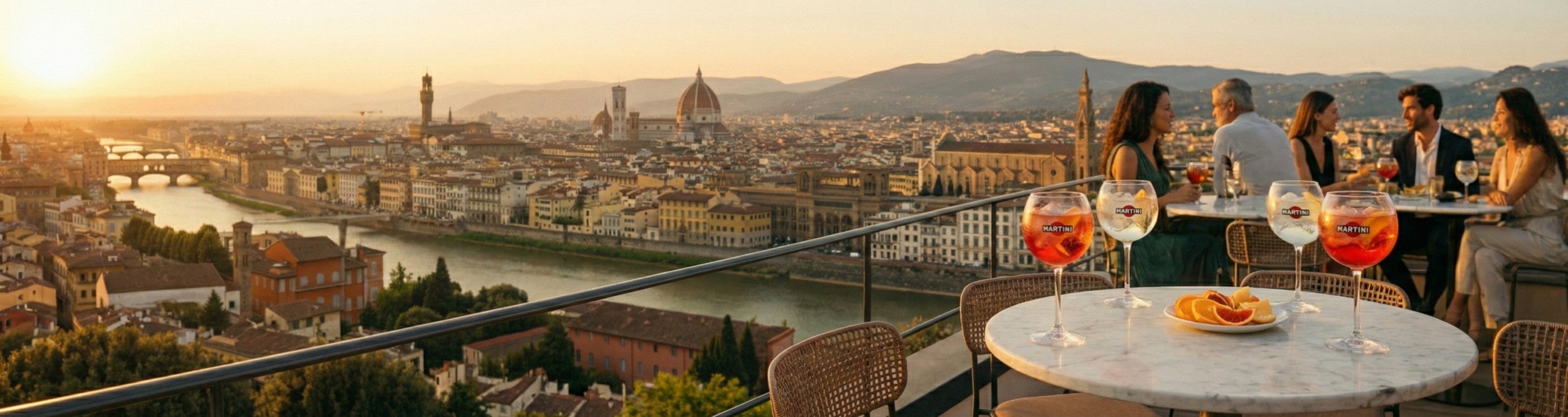 Ein beeindruckendes, filmisches Ultra-Wide-Bannerfoto, das die typisch italienische „Aperitivo-Stunde” einfängt.