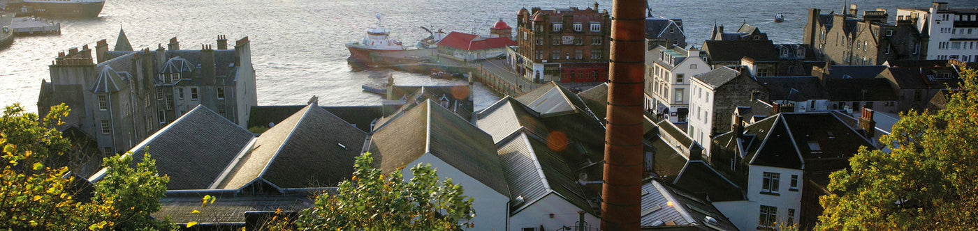 Blick auf die Küstenstadt Oban in Schottland, Heimat des maritimen Oban Single Malt Whiskys