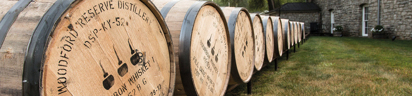 Holzfässer mit Bourbon Whiskey vor der Woodford Reserve Distillery in Kentucky