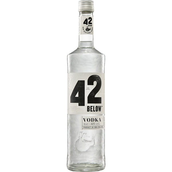 42 Below Vodka 40% 1 Liter wird in einer klaren Glasflasche mit weißem Etikett und schwarzer "42" auf der Vorderseite geliefert, die Premium-Wodka-Qualität in elegantem Design präsentiert.